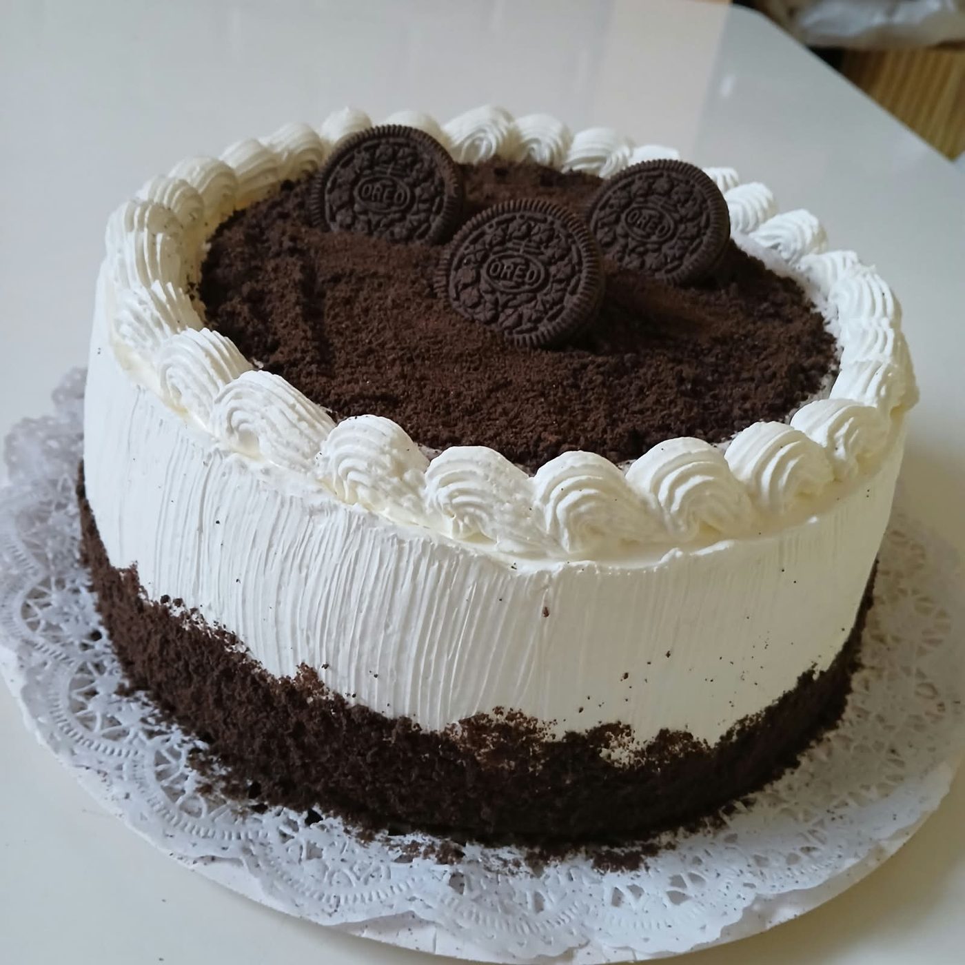Torta de Oreo con crema y galletas.